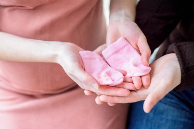 Hamile kadın Noel ağacının yanında. göbek yakın çekim