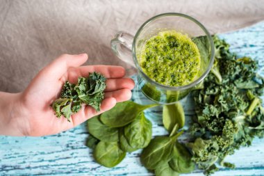 Yeşil smoothie. Apple ıspanak sebze güler yüzlü beyaz taş masada malzemelerle