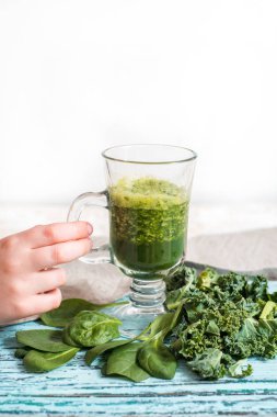 Yeşil smoothie. Apple ıspanak sebze güler yüzlü beyaz taş masada malzemelerle