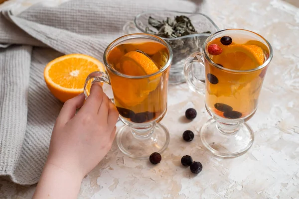 Portakallı çay. Koyu ahşap arka plan. Eski bir kitap ve arka planda gingerbreads. — Stok fotoğraf