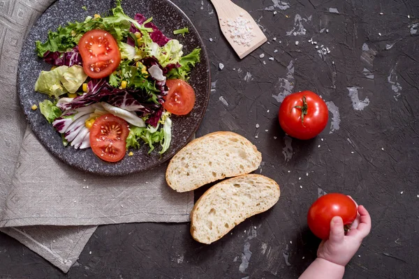 Ensalada de verduras frescas con col morada, col blanca, lechuga, zanahoria en un tazón de barro oscuro sobre fondo negro. Vista superior — Foto de Stock