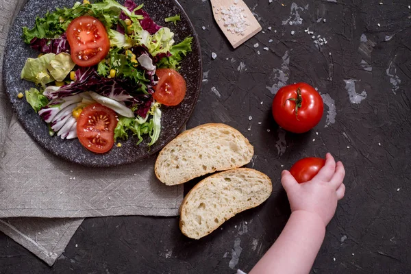 Ensalada de verduras frescas con col morada, col blanca, lechuga, zanahoria en un tazón de barro oscuro sobre fondo negro. Vista superior — Foto de Stock