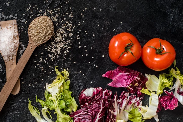 Ensalada de verduras frescas maduras de cosecha propia. Ingrediente vegetariano y aceite de oliva para cocinar una comida saludable. Col blanca en rodajas, pimentón, tomate, rúcula, sésamo negro. Concepto ecológico de alimentos saludables . — Foto de Stock