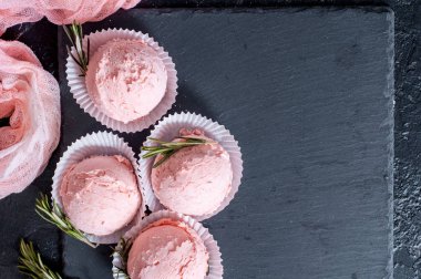 plaka yaban mersini dondurma kaşık toz koyu arka planda, üstten görünüm