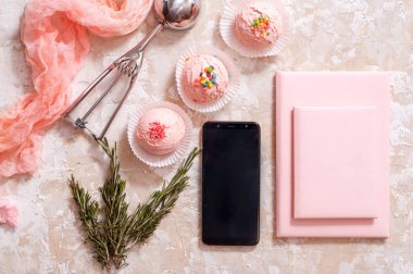 Yaz Hipster Kız Aksesuarları Seti. Moda Tasarımı. Trendy Sneakers, Güneş Gözlüğü, Kap ve Dondurma. Yaratıcı Parlak. Düz yatıyordu. Vanilya Pembe Renk. Minimal, Sanat yaz moda kavramı