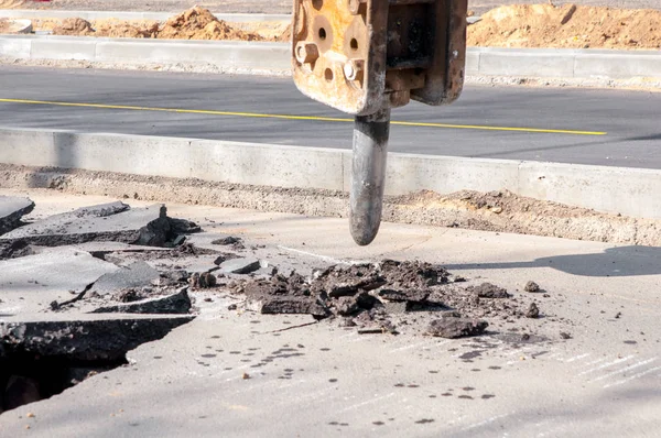 Maschio operaio riparazione superficie del vialetto con martello pneumatico, scavare e perforare strade di cemento — Foto Stock