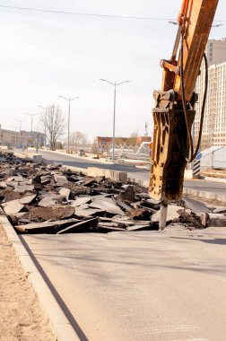 makine sondajları asfalt. Yolun her yerinde büyük toprak parçaları ve çukurlar. matkap ile çalışma ekipmanları yüksek sesle çalışır