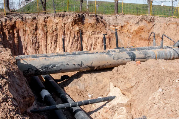 Leidingen en kabels. Reparatie van communicatie. Water voorziening, elektriciteit, riolering. Opgegraven wegen in de stad. — Stockfoto