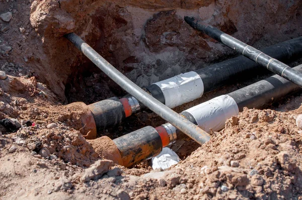 Borular ve kablolar. İletişimin onarımı. Su temini, elektrik, kanalizasyon. Şehirde kazılan yollar.