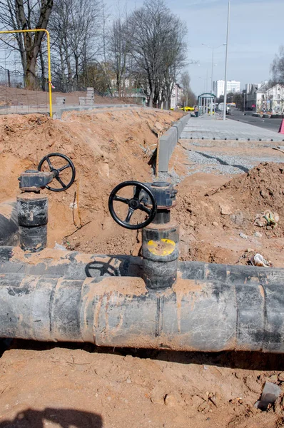 Tubi e cavi. Riparazione di comunicazioni. Approvvigionamento idrico, elettricità, fognature. Strade scavate in città . — Foto Stock