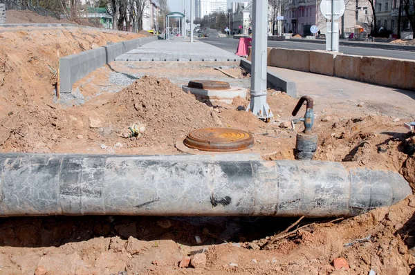 Tuyaux et câbles. Réparation des communications. Approvisionnement en eau, électricité, égouts. Routes creusées dans la ville . — Photo