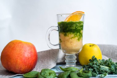 Taze yeşil smoothie muz ve ıspanak ile