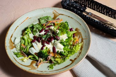 Marul, peynir, hardal ve sarımsak soslu domates salatası. Üstte görüntü