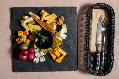 Peynir tabağı ile peynir ürün çeşitliliği, incir, bal ve fındık gri beton arka plan, üstten görünüm üzerinde düz-lay. Parti veya toplama beslenme kavramı