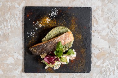 Kavrulmuş somon balık patates, brokoli ve koyu arka plan üzerinde beyaz tabak soslu biftek