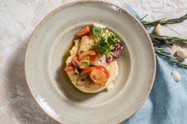 patates püresi, pişmiş beyaz balık, taze, sos ve domates. restoran menüsü.