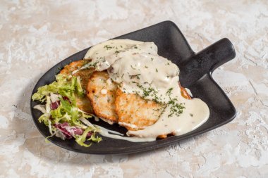 Beyaz mantar soslu patates li krep. Draniki - patates böreği. Beyaz arka planda patates krep.