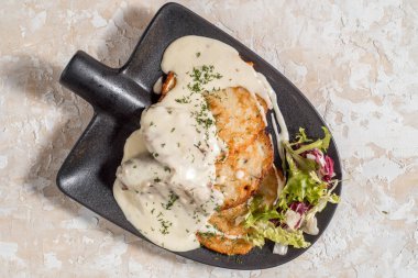 Beyaz mantar soslu patates li krep. Draniki - patates böreği. Beyaz arka planda patates krep.