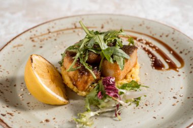 Balık yemeği - kızarmış patates ve sebze ile kızarmış balık fileto