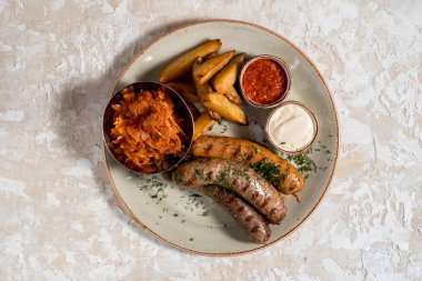 Baharat ve bitkilerle kızartılmış sosisler, seçici odaklanma.