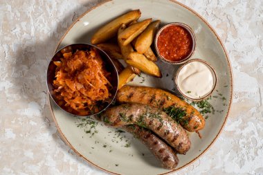 Baharat ve bitkilerle kızartılmış sosisler, seçici odaklanma.