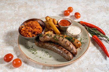 Baharat ve bitkilerle kızartılmış sosisler, seçici odaklanma.