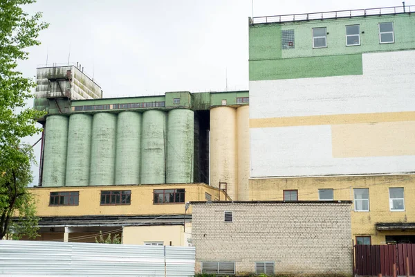 Mirando hacia arriba a un silo de almacenamiento de concreto o cemento en un molino de harina industrial . — Foto de Stock