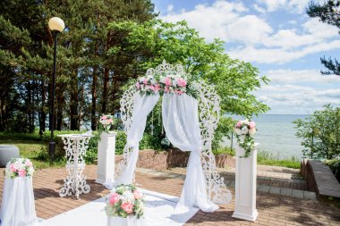 Çim Deniz manzaralı romantik düğün töreni.