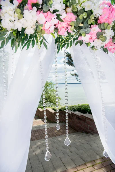 Romantische Hochzeitszeremonie auf dem Rasen mit Meerblick. — Stockfoto