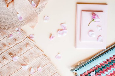 Beyaz arka planda, üstten görünüm kadının moda aksesuarları