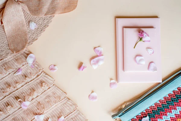 Trendaccessoires für Frauen auf weißem Hintergrund, Draufsicht — Stockfoto