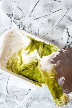 Beyaz akrilik ahşap ve metal, iç ve dış hamur tutarlılık gösteren bir macun bıçak üzerinde kullanmak için macun cam.