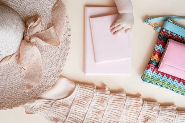Kvinna kläder och accessoarer: rosa topp, jeans kjol, parfym, sandaler, solglasögon, hatt, läppstift på vit bakgrund. Flat Lay trendiga mode feminina bakgrund. Mode skönhet bakgrund. — Stockfoto