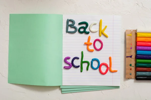 Material escolar e inscripción de vuelta a la escuela sobre fondo de color — Foto de Stock