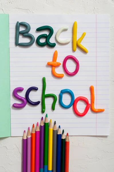 Material escolar e inscripción de vuelta a la escuela sobre fondo de color —  Fotos de Stock