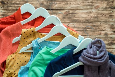 Moda giyim giyim raf - parlak renkli dolabın üzerinde. Gökkuşağı renk seçimi trendy kadın giyim askıları mağaza dolap veya bahar temizliği kavramı üzerinde Close-up. Yaz ev gardırop.