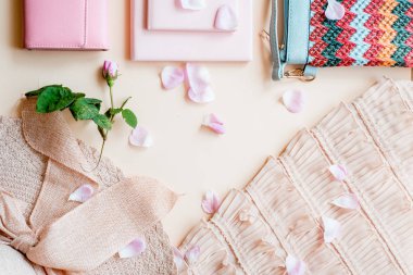 Onun yaz tatili hakkında düşünme soluk pembe yazlık elbise, hasır şapka ve güneş gözlüğü, zarif çekici kadın. Chin, pastel mavi arka plan üzerinde izole üzerinde el ile kadın yan görünüm.