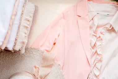 Kadın giysi ve aksesuarları: pembe üst, kot etek, parfüm, sandalet, güneş gözlüğü, şapka, beyaz arka plan üzerinde ruj. Düz trendy moda kadınsı arka plan yatıyordu. Moda güzellik arka plan.