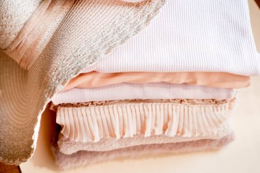 Kadın giysi ve aksesuarları: pembe üst, kot etek, parfüm, sandalet, güneş gözlüğü, şapka, beyaz arka plan üzerinde ruj. Düz trendy moda kadınsı arka plan yatıyordu. Moda güzellik arka plan.