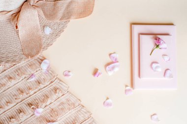 Onun yaz tatili hakkında düşünme soluk pembe yazlık elbise, hasır şapka ve güneş gözlüğü, zarif çekici kadın. Chin, pastel mavi arka plan üzerinde izole üzerinde el ile kadın yan görünüm.