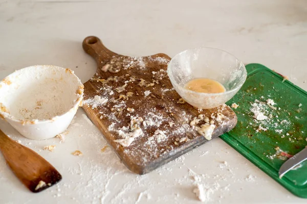 Zabrudzone miski po gotowania ciasta na ciasteczka świąteczne z cynamonem, imbir i cukier. Na ciemnym brązowym tle posypać mąką. Nowy rok magii. Z rozmywą — Zdjęcie stockowe