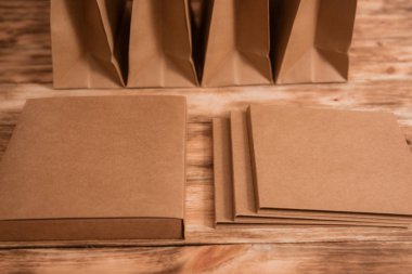 Ahşap arka plan Dikey boş zanaat kartvizit iki yığın