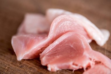 Eski ahşap masada taze çiğ et.