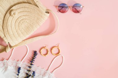 Şık olmak. Şık Bayan aksesuarları. Kolye, bilezik, küpe, debriyaj. Ayrıntı moda