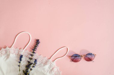 Tatil üzerinde üstten görünüm temel modern genç bayan veya kız. Kadının yaz tatil aksesuarları pastel renk arka plan üzerinde oluşur. Plaj moda, yaz konsepti. Trendy renkler.