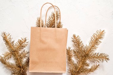 Vintage hediye kutuları Kraft kağıt ve beyaz arka plan üzerinde bir mektup. Hediye doğal parçaları ile dekore edilmiştir. Noel veya diğer tatil kavramı, üstten görünüm, düz yatıyordu