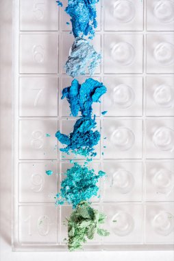 Ezilmiş, nötr bir göz farı. Beyaz arka planda izole edilmiş bir palet.