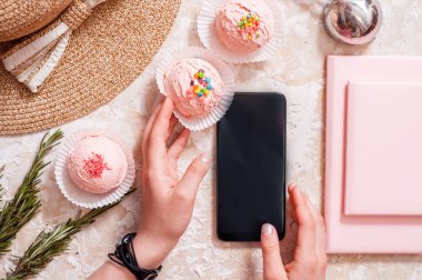 Yaz Hipster Kız Aksesuarları Seti. Moda Tasarımı. Trendy Sneakers, Güneş Gözlüğü, Kap ve Dondurma. Yaratıcı Parlak. Düz yatıyordu. Vanilya Pembe Renk. Minimal, Sanat yaz moda kavramı
