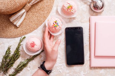 Yaz Hipster Kız Aksesuarları Seti. Moda Tasarımı. Trendy Sneakers, Güneş Gözlüğü, Kap ve Dondurma. Yaratıcı Parlak. Düz yatıyordu. Vanilya Pembe Renk. Minimal, Sanat yaz moda kavramı