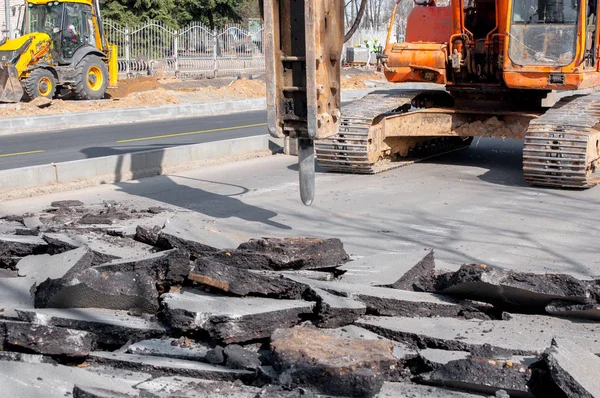 Maschio operaio riparazione superficie del vialetto con martello pneumatico, scavare e perforare strade di cemento — Foto Stock